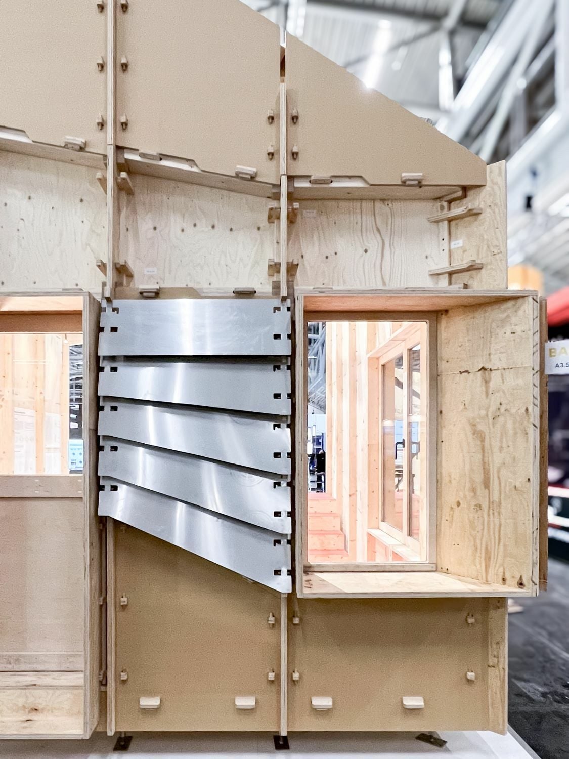 Das Stecksystem aus Holz besteht aus einer Primärkonstruktion, einer Sekundärkonstruktion und einer Fassade mit Öffnungen.