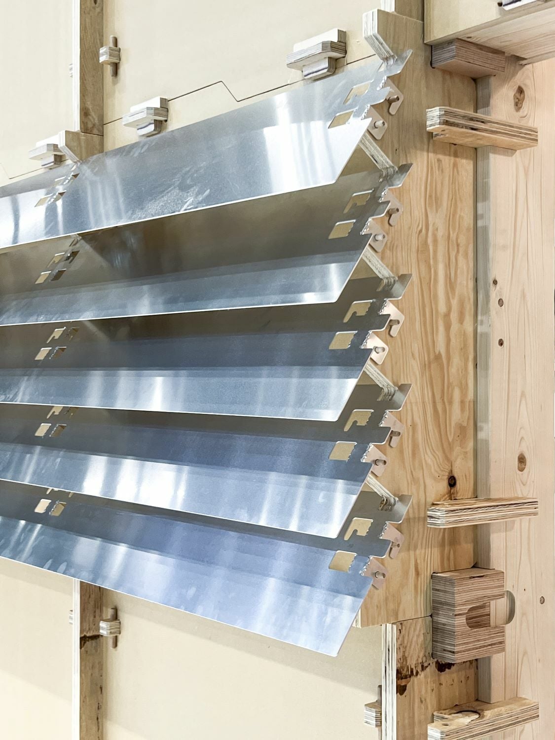 Die Lamellen aus recyceltem Aluminiumblech sind einfach an einer festgesteckten Unterkonstruktion eingehängt.