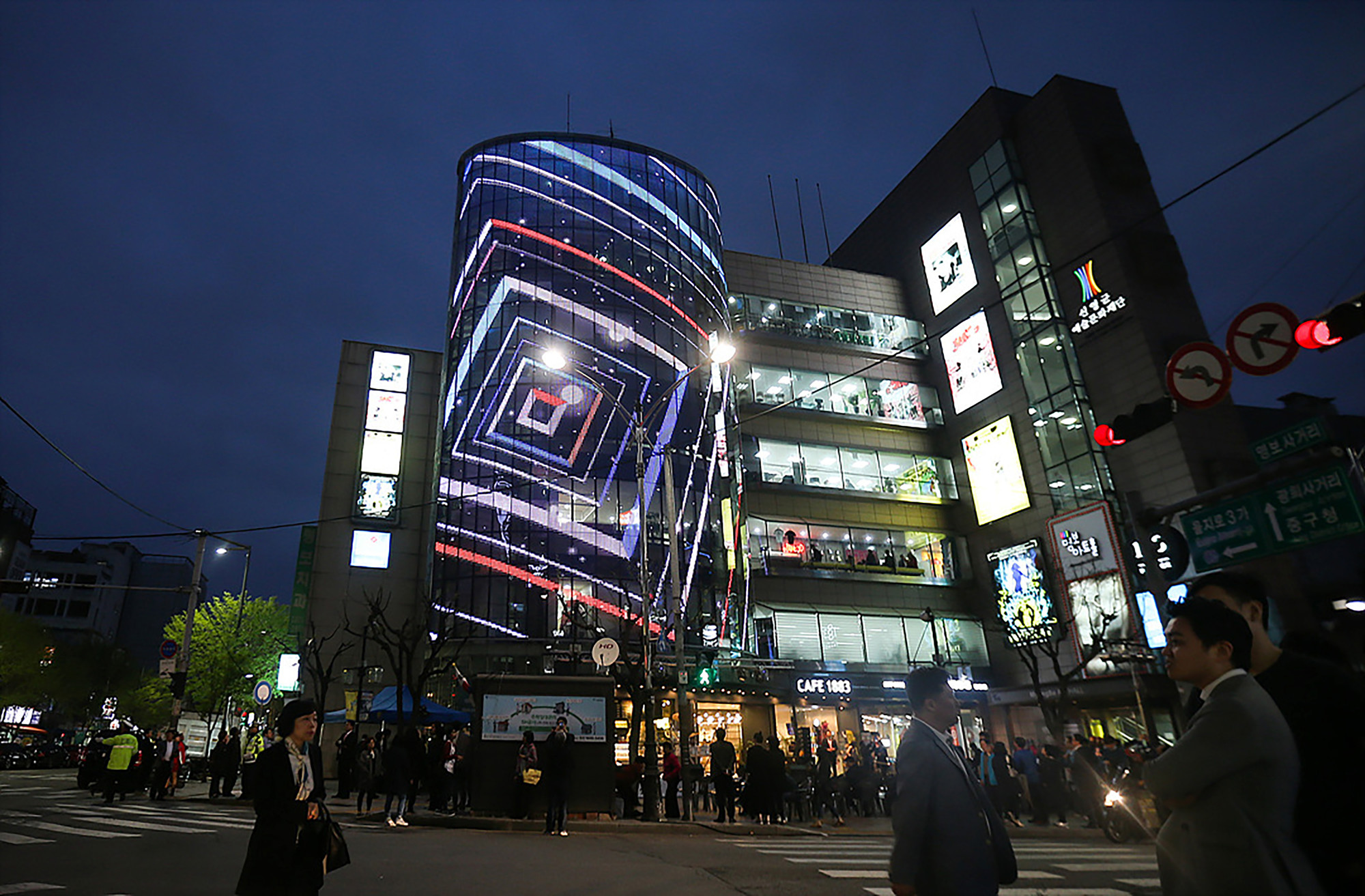 Medienfassaden haben vielerorts die einst üblichen Werbetafeln und Neonreklamen abgelöst, hier die Fassade der Myungbo Art Hall in Seoul