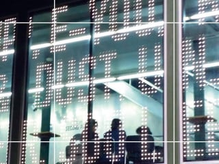 G-Smatt Glass ist ein mit LEDs bestücktes Verbundglas, mit dem sich Medienfassaden realisieren lassen