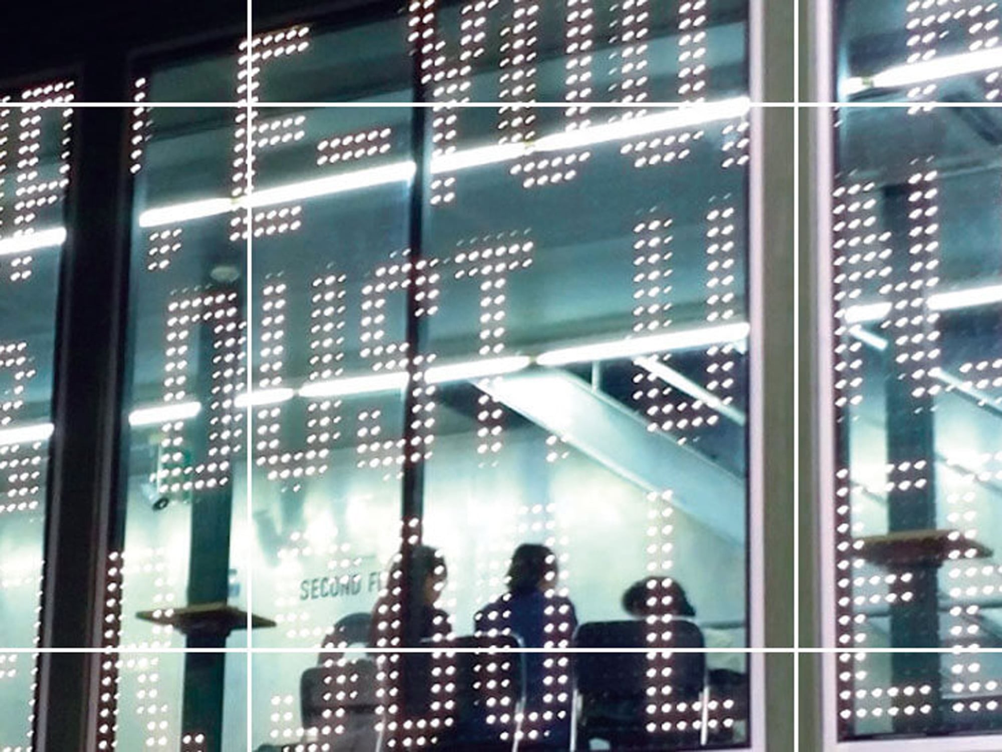 G-Smatt Glass ist ein mit LEDs bestücktes Verbundglas, mit dem sich Medienfassaden realisieren lassen