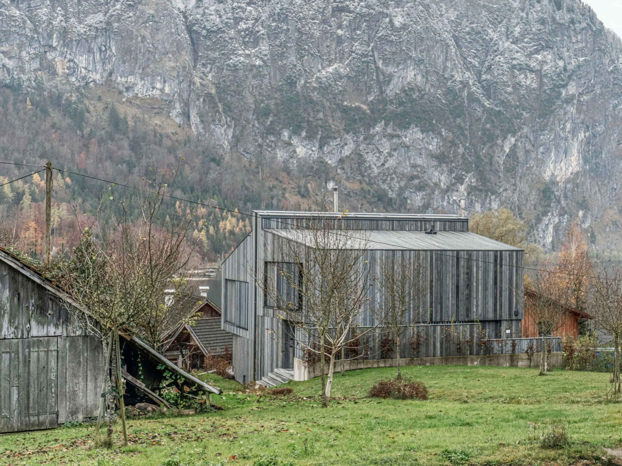 In Oberösterreich wurde ein Ausstellungshaus nach den Plänen des Architekten Peter Kuczia realisiert, das Komfort mit nachhaltiger Architektur vereint.