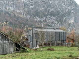 In Oberösterreich wurde ein Ausstellungshaus nach den Plänen des Architekten Peter Kuczia realisiert, das Komfort mit nachhaltiger Architektur vereint.
