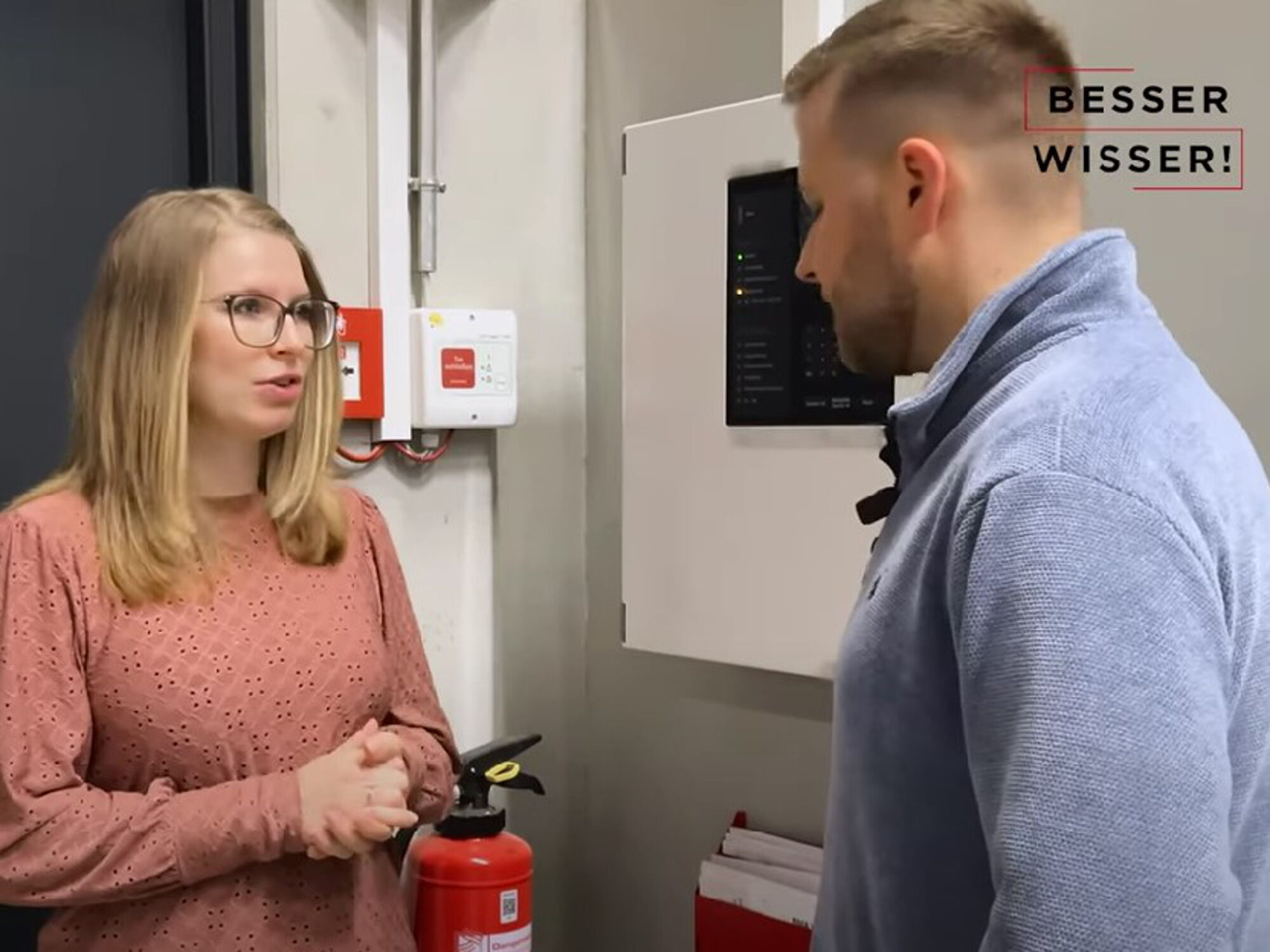 Im Video stellen Lisa und Nils die Brandmeldeanlage der Telenot-Produktions- und Logistikhalle vor.