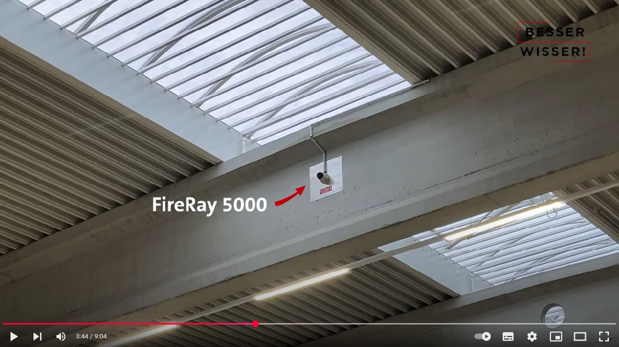 In der Halle ist ein linienförmiger Rauchmelder vom Typ FireRay 5000 installiert.