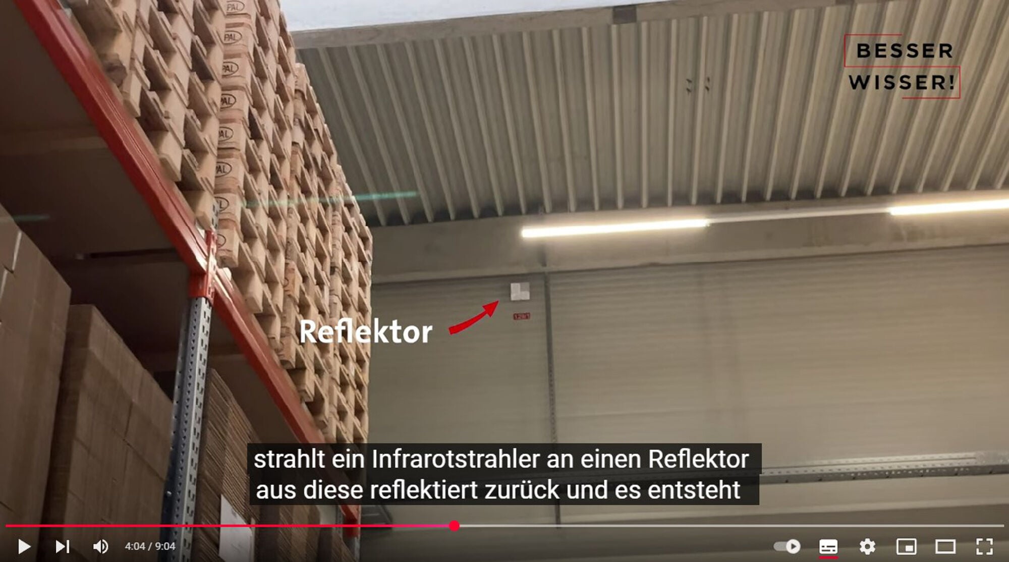 Der linienförmige Rauchmelder wirft einen Laserstrahl an einen Reflektor auf der anderen Hallenseite. Wird die Lichtschranke gestört, löst der Alarm aus.