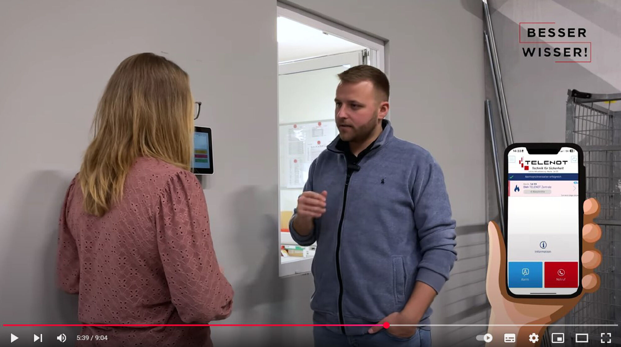 Bei Telenot benachrichtigt eine App die Brandschutzhelfer im Team, sodass sie den Alarm überprüfen und gegebenenfalls eine Evakuierung einleiten und erste Hilfe leisten können.
