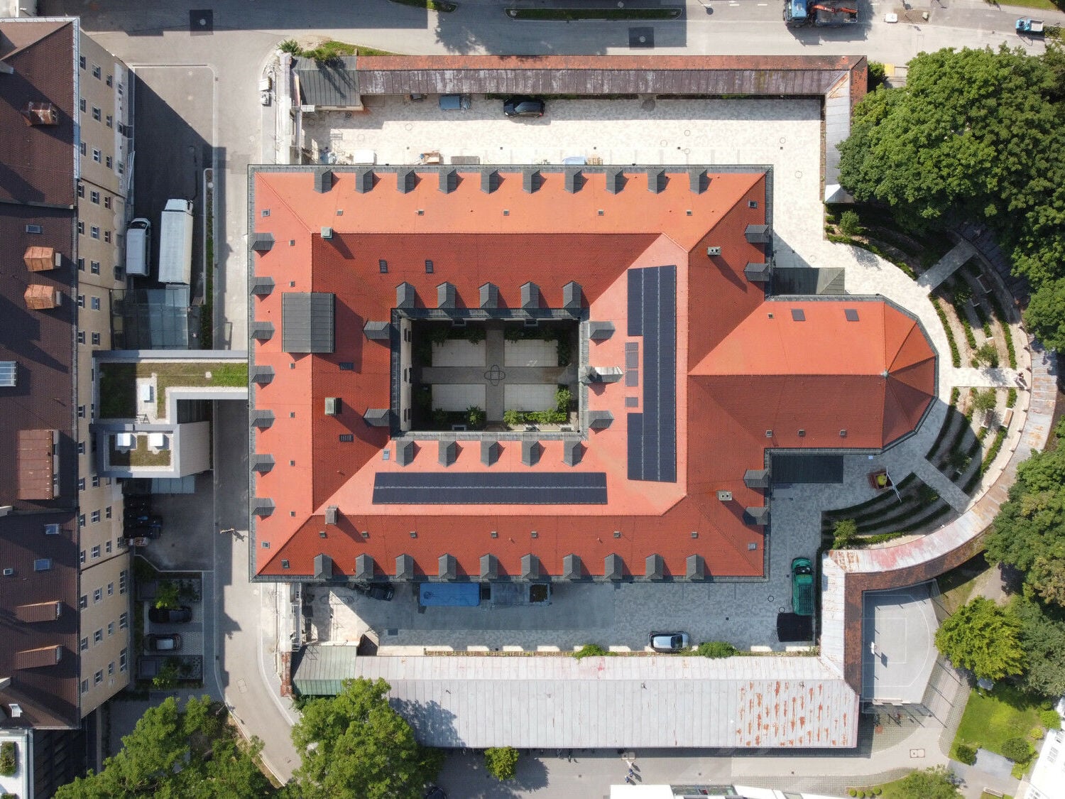 Das St. Vinzenzhaus wurde 1839 als Erweiterung des allgemeinen Krankenhauses erbaut. Hier, vor den Toren Münchens, sollten sich die Kranken erholen. Heute liegt das Areal mitten in der Ludwigsvorstadt.