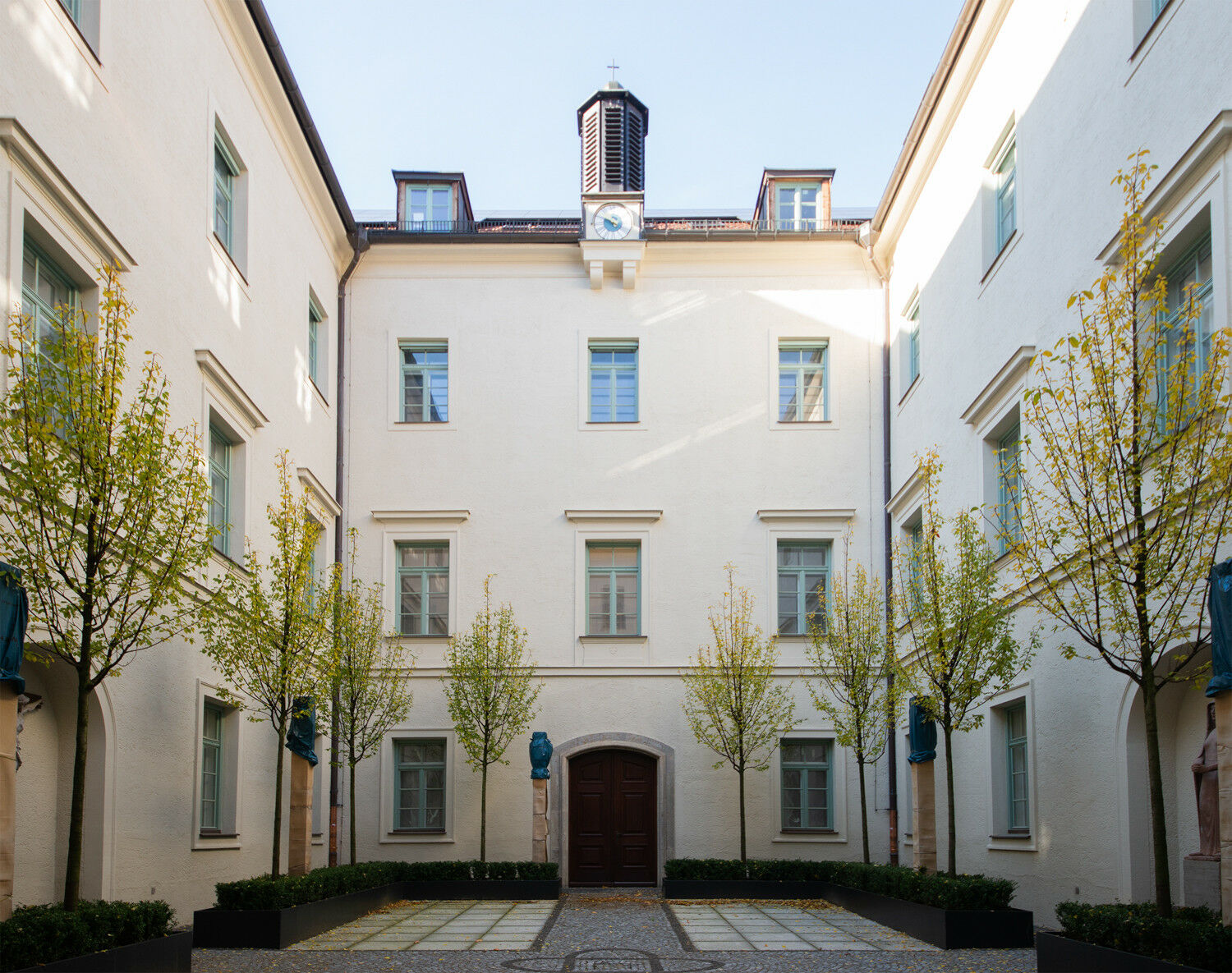 Neu angelegte Buchsbaumhecken, Bäume und Bodenbeläge betonen die fast idealtypische Grundform des ehemaligen Klosterhofes.