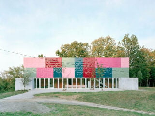 Für die Stiftung Naš Izvor und lokale Frauenorganisation Vive Žene in Gradacac, Bosnien und Herzegowina, hat das Architekturstudio TEN das House for Five Women entworfen.