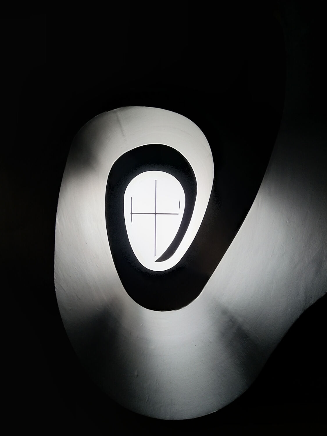 Die glatten und geschlossenen Flächen geben der Treppe einen monolithischen Charakter.