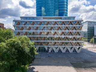 Das Bürohaus The Cradle im Düsseldorfer Medienhafen wurde von HPP Architekten geplant und 2023 fertiggestellt.