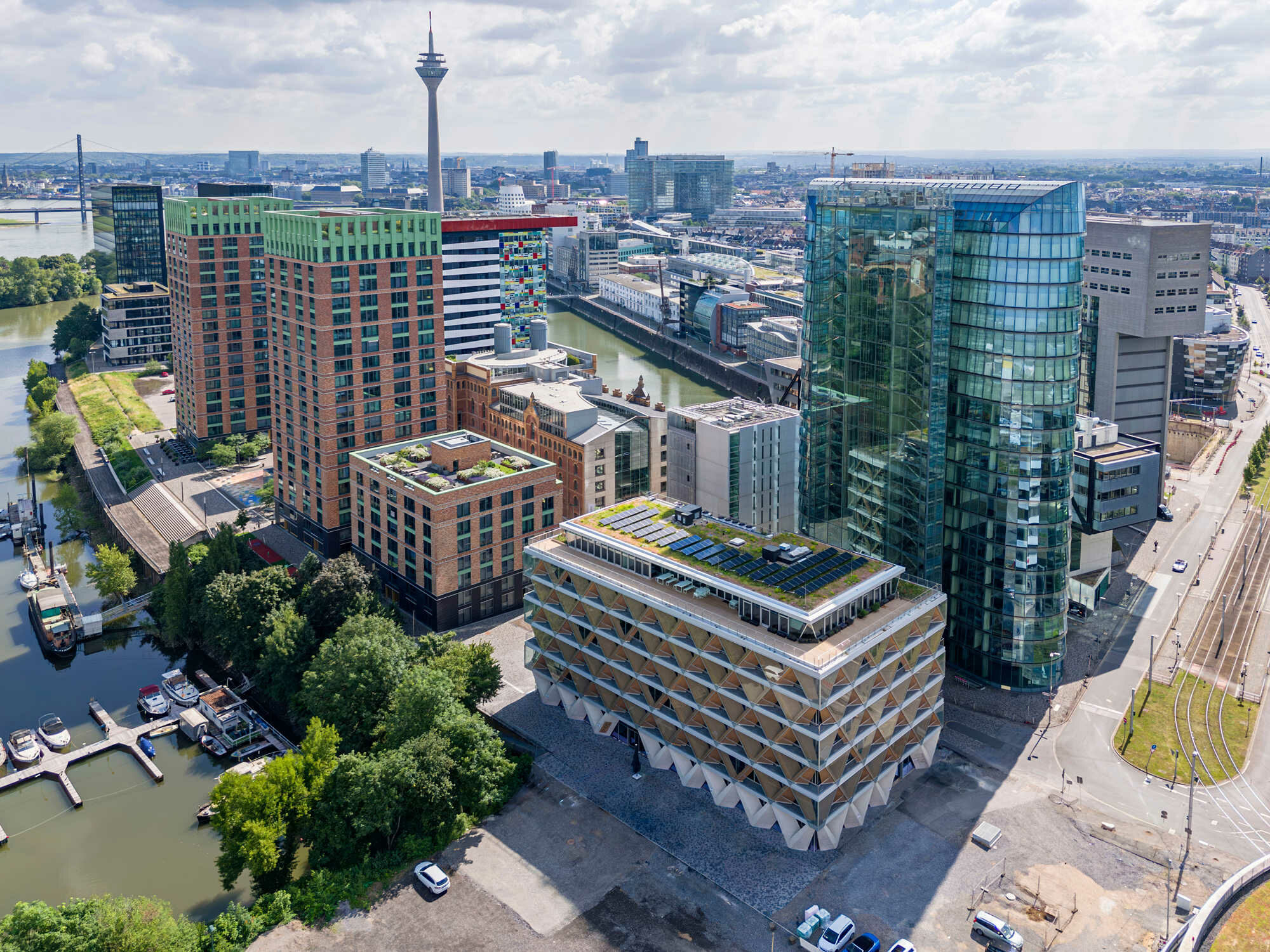 Der Neubau gesellt sich zu einer ganz Reihe prägnanter Bürogebäude, die im früheren Rheinhafen entstanden sind.