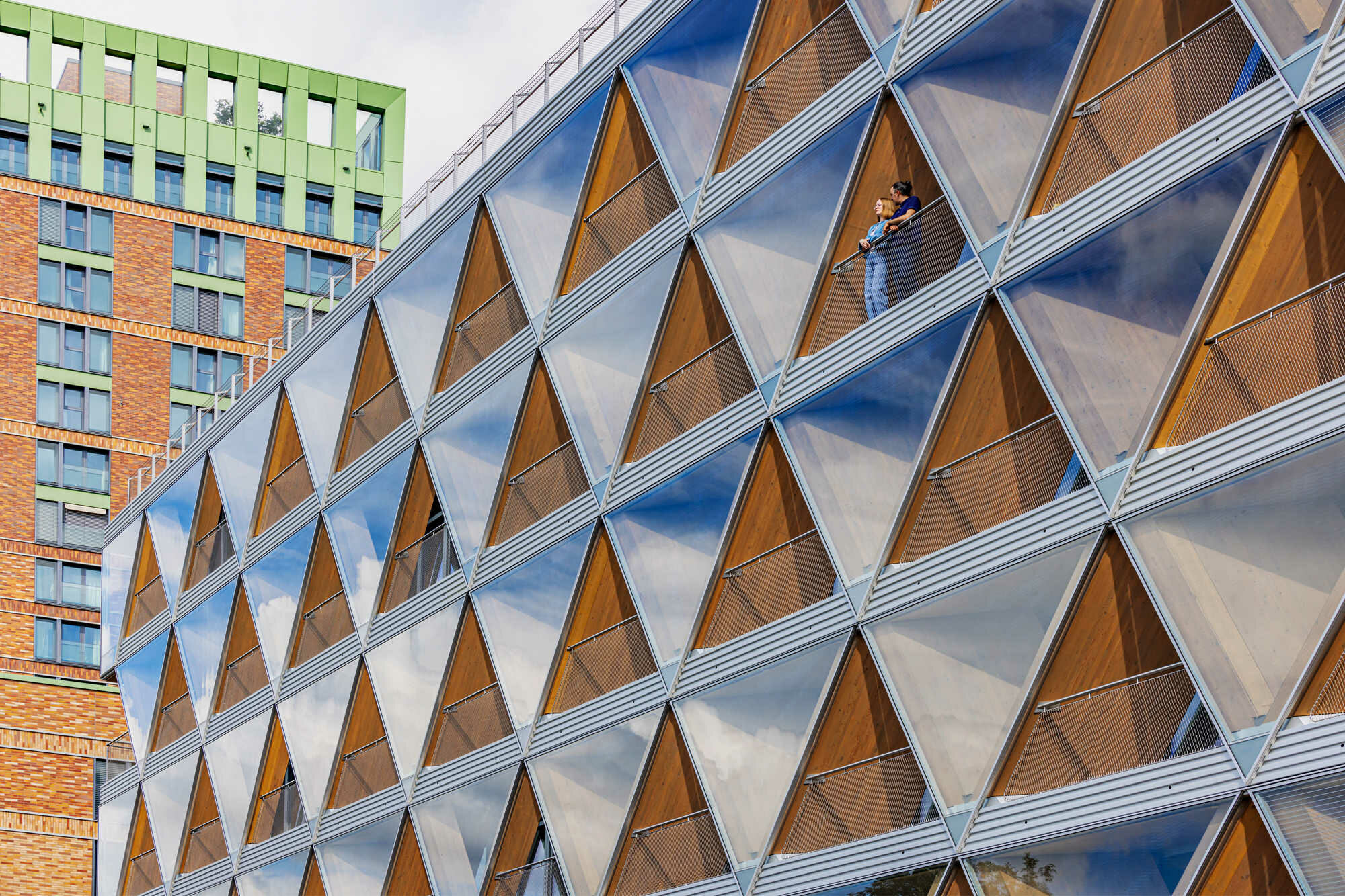 Für die besondere Fernwirkung sorgt die Rautenfassade aus Brettschichtholzelementen.