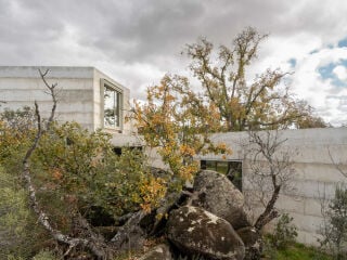 Unweit von Madrid, in Valdemorillo, steht das von Bojaus Arquitectura entworfene House X.