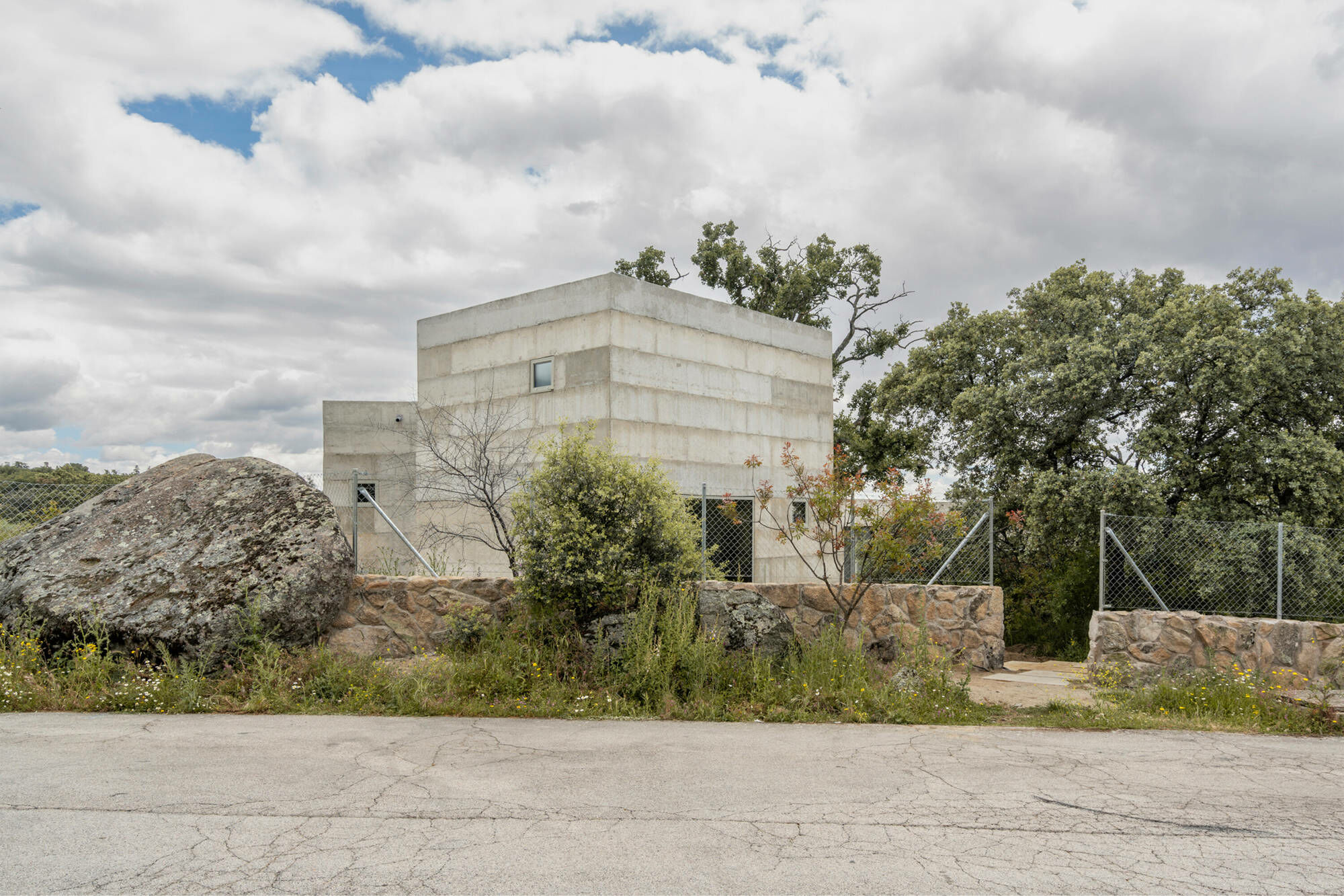 Wo die Straße des angrenzenden Wohngebiets das House X passiert, ist es zweigeschossig.