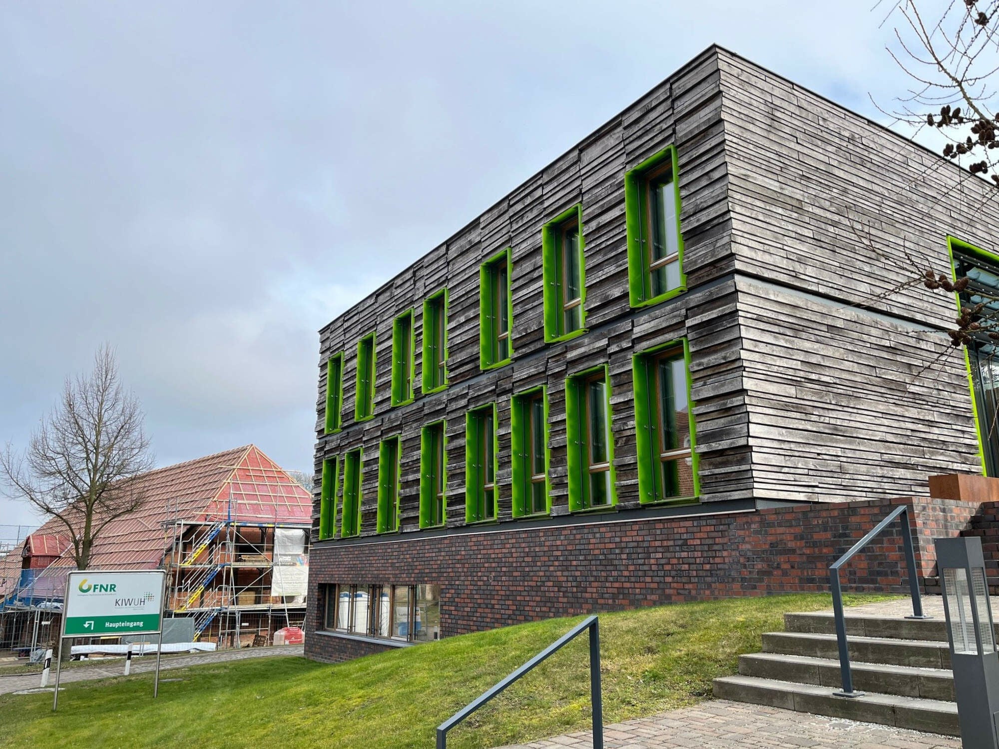 Auf dem Gelände der Fachagentur Nachwachsende Rohstoffe (FNR) in Gülzow zogen die Mückenfledermäuse vom ehemaligen Pferdestall (Hintergrund) in den 2011 errichteten Neubau (Vordergrund) um.