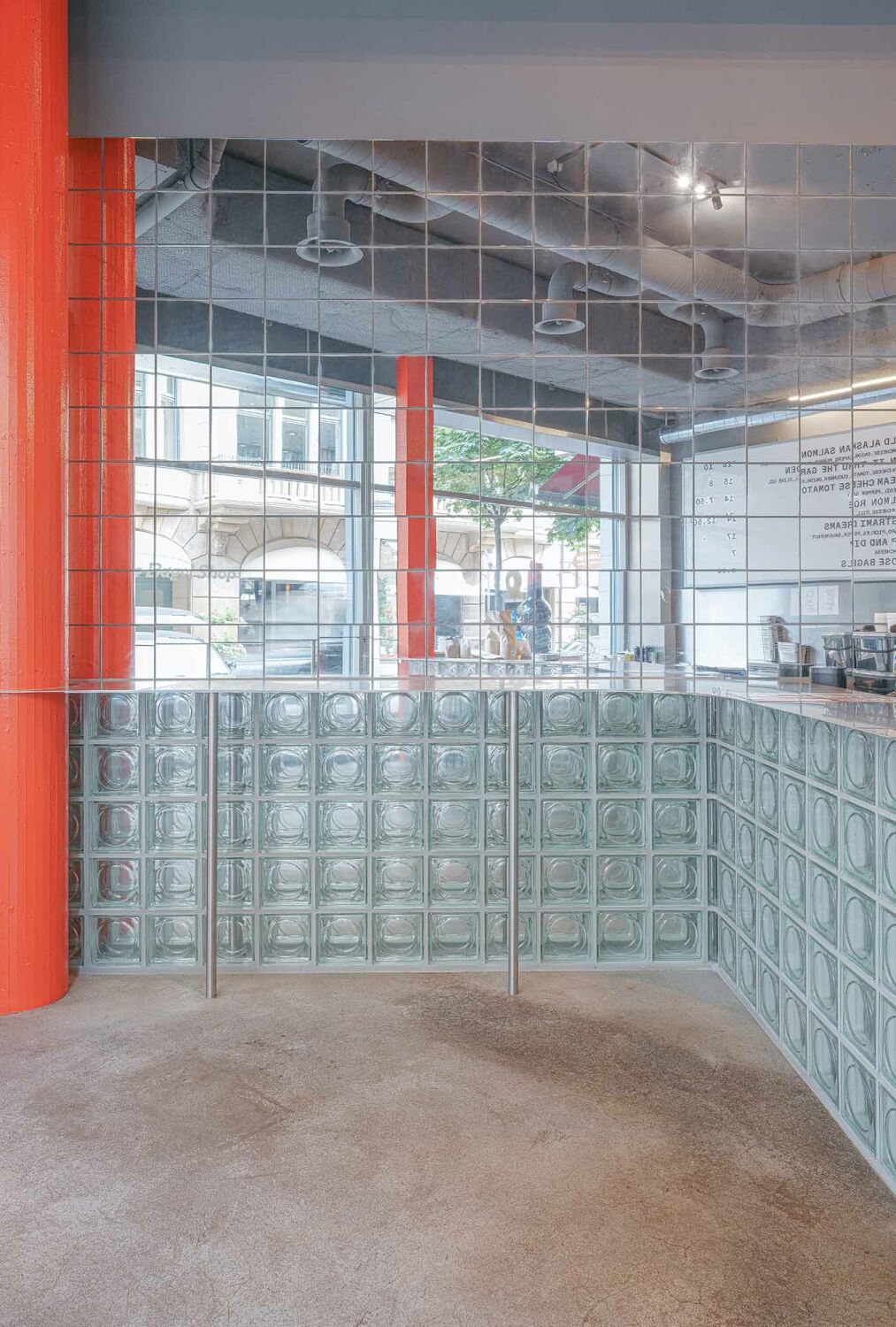 Die gläserne Theke ist das architektonische Highlight des Shops.