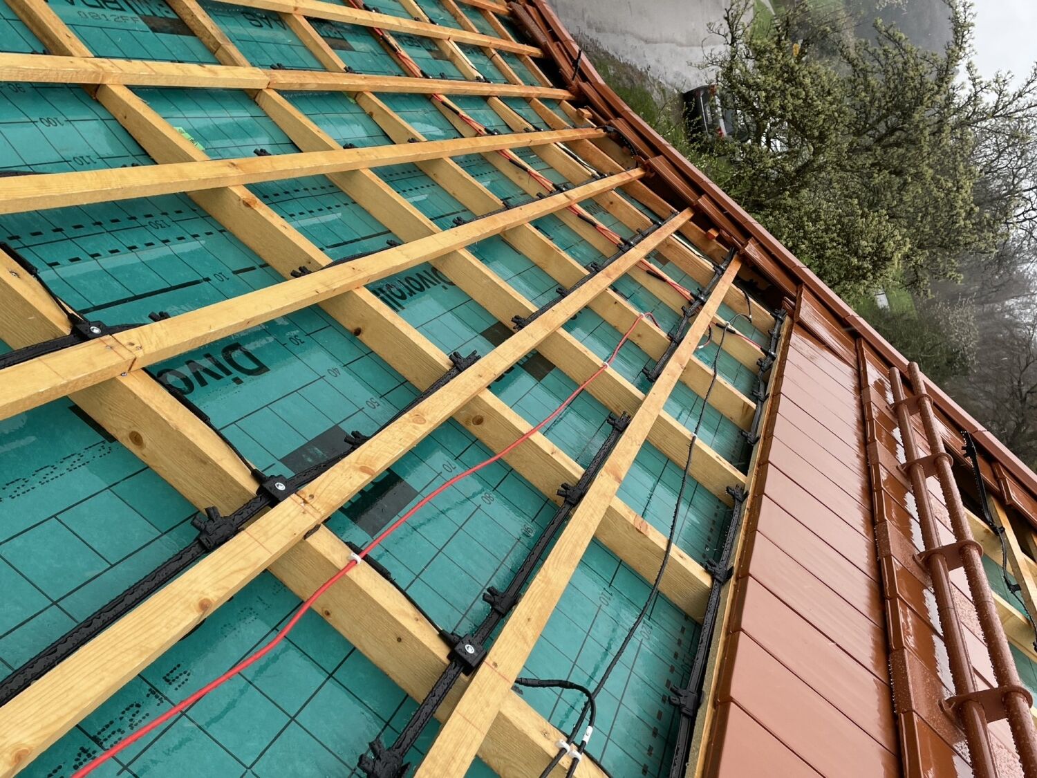 Die Verlegung der Solarziegel erfolgte im Versatz. Da das System eine Lattung mit maximal zwei Millimetern Toleranz verlangt, war hohe Genauigkeit gefragt. 
