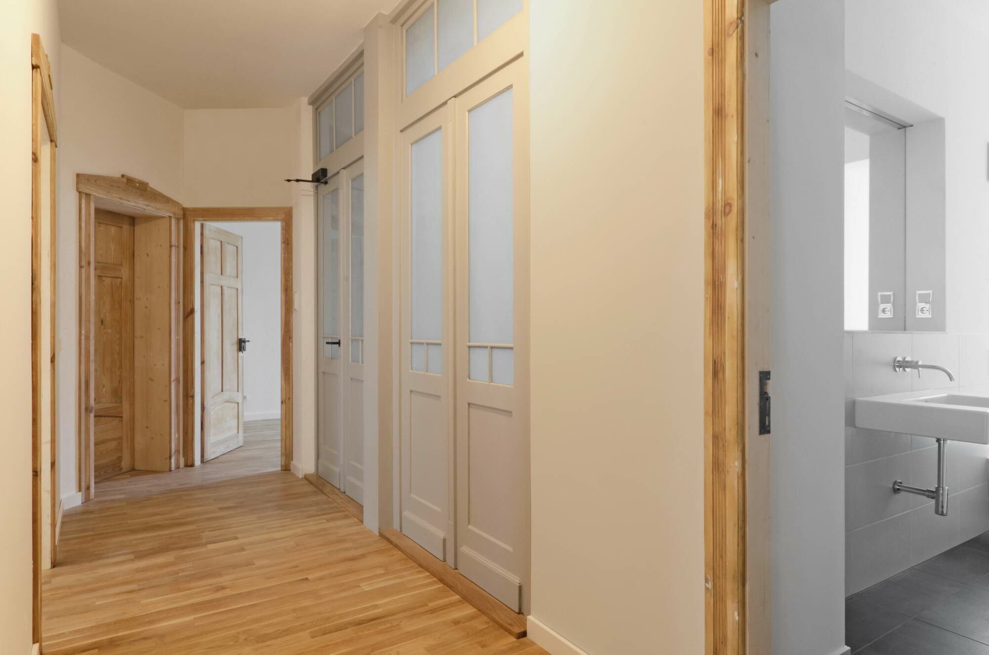 Die Wohneinheiten sind zwischen 46 und 168 m² groß, mit teils bis zu 55 m² großen Zimmern und einer Deckenhöhe von 3 m.