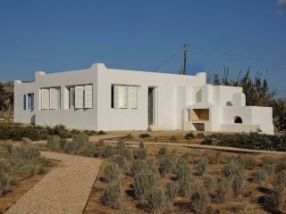 Auf der griechischen Insel Antiparos hat das Athener Büro ARP – Architecture Research Practice ein Strandhaus aus den 1980er-Jahren saniert.