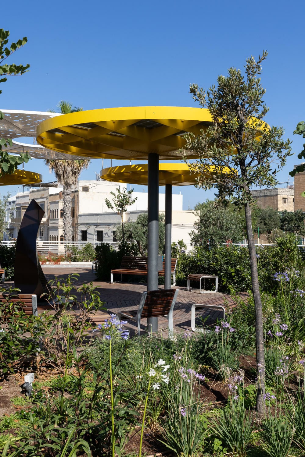 Das Projekt am Platz Misraħ is-Sebgħa ta' Ġunju 1919 im Zentrum von Ħamrun wurde vom maltesischen Büro Doric Studio / Living Walls entworfen.