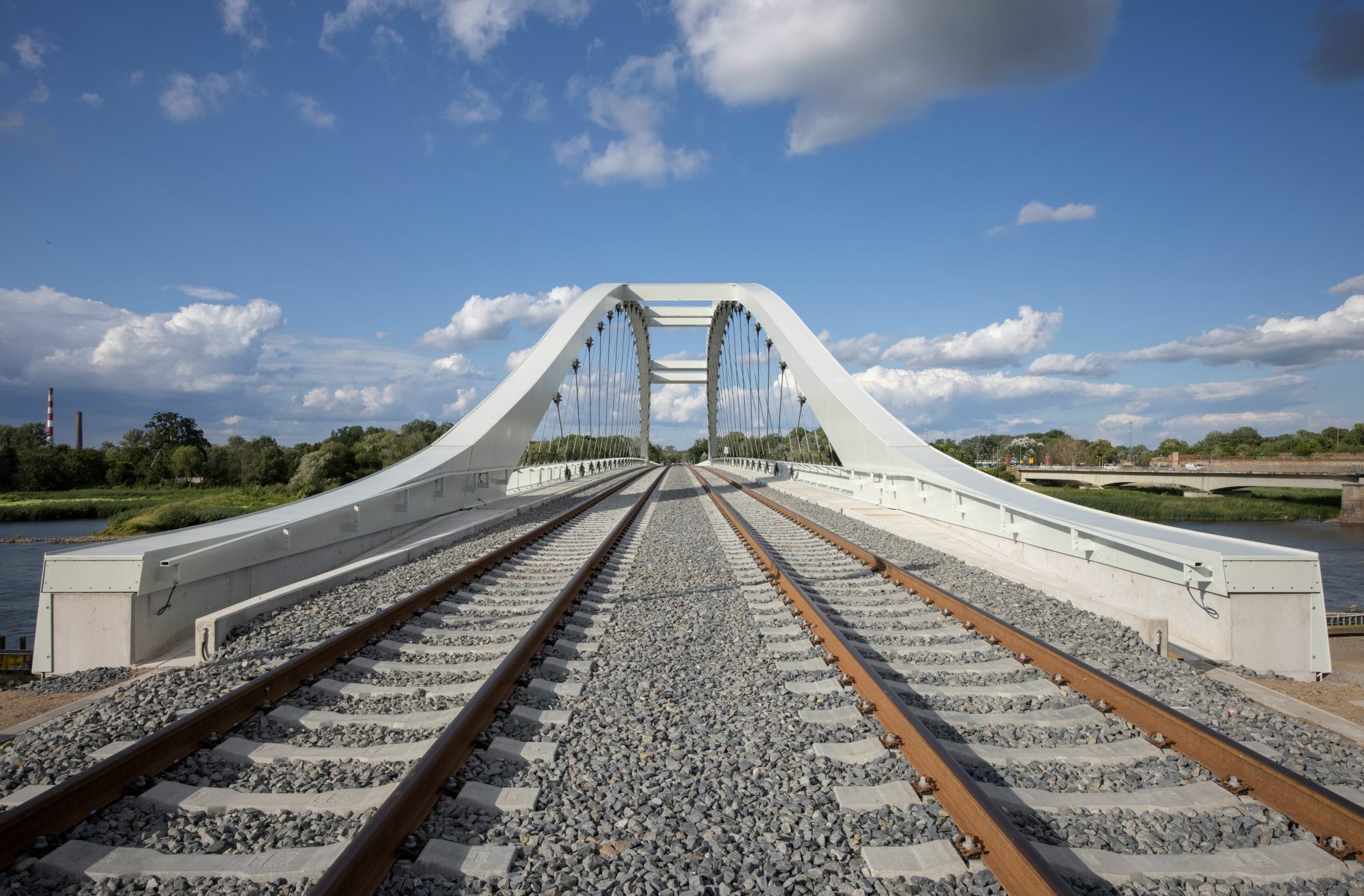 Die zweigleisige Netzwerkbogenbrücke verfügt über vorgespannte Zugglieder aus Carbon.