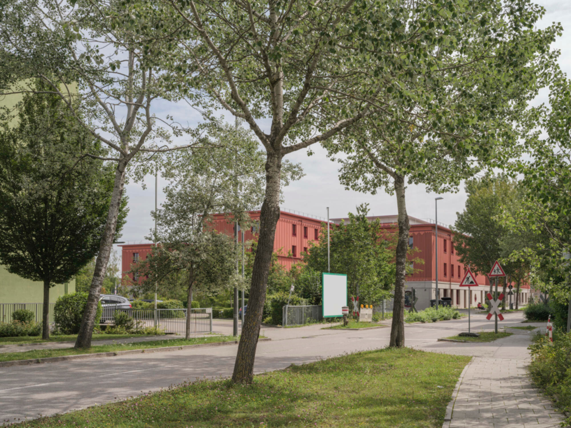 Noch steht der Neubau relativ isoliert im Gewerbegebiet, das sich künftig zu einem vielfältigen Quartier entwickeln soll.