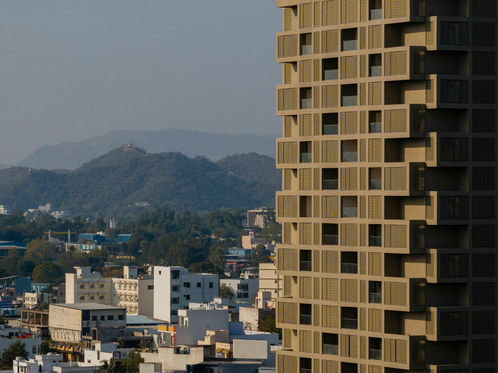 Um dem heißen Klima Indiens zu trotzen, ist der Wohnturm mit effektivem sommerlichen Wärmeschutz ausgestattet.