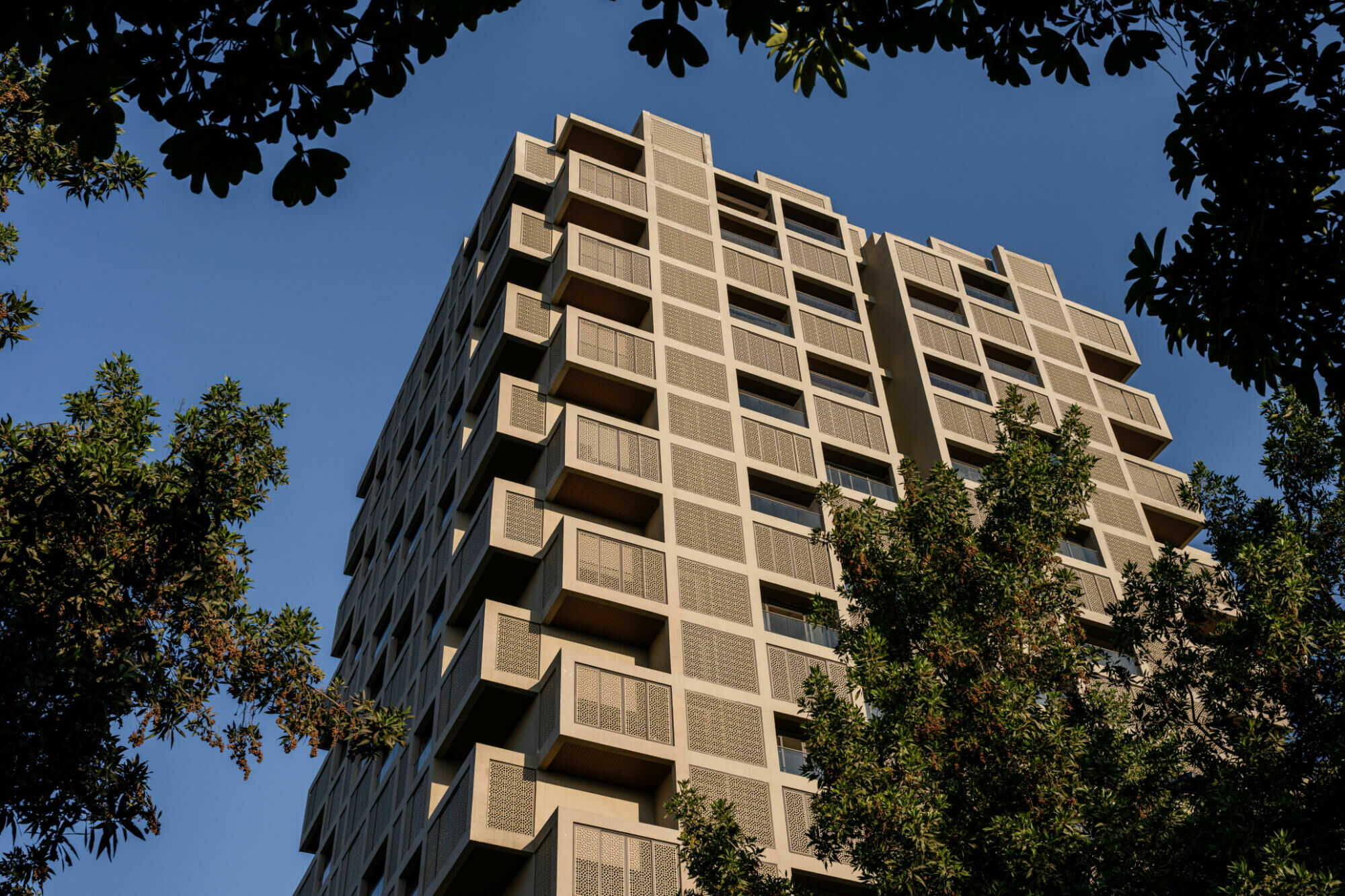 Zentrales gestalterisches Element sind die vorgelagerten Loggien, die jeder Wohnung zugeordnet sind.