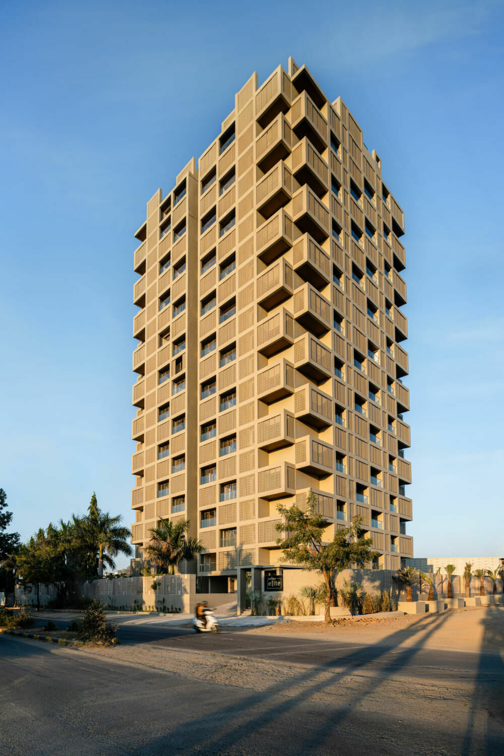Der 21-geschossige Bau mit insgesamt 78 Apartments liegt in einem neuen Wohnquartier von Udaipur.