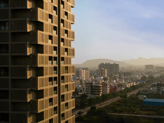 Inmitten eines neuen Stadtviertels von Udaipur erhebt sich Screen 504: Ein Wohnhochhaus von Sanjay Puri Architects.