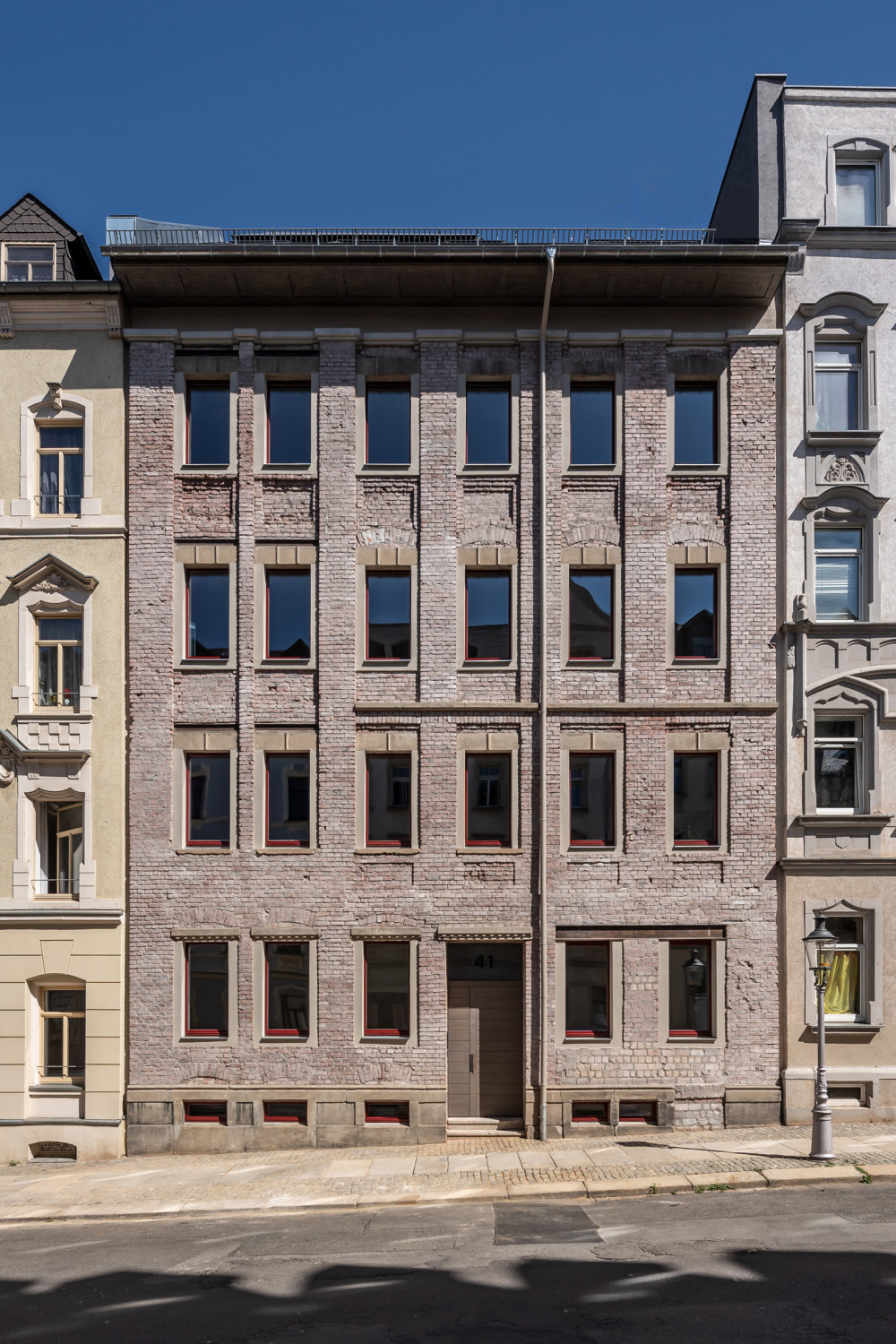 Die Architekturschaffenden haben das Sichtmauerwerk restauriert und mit einer hellen Lasur versehen.