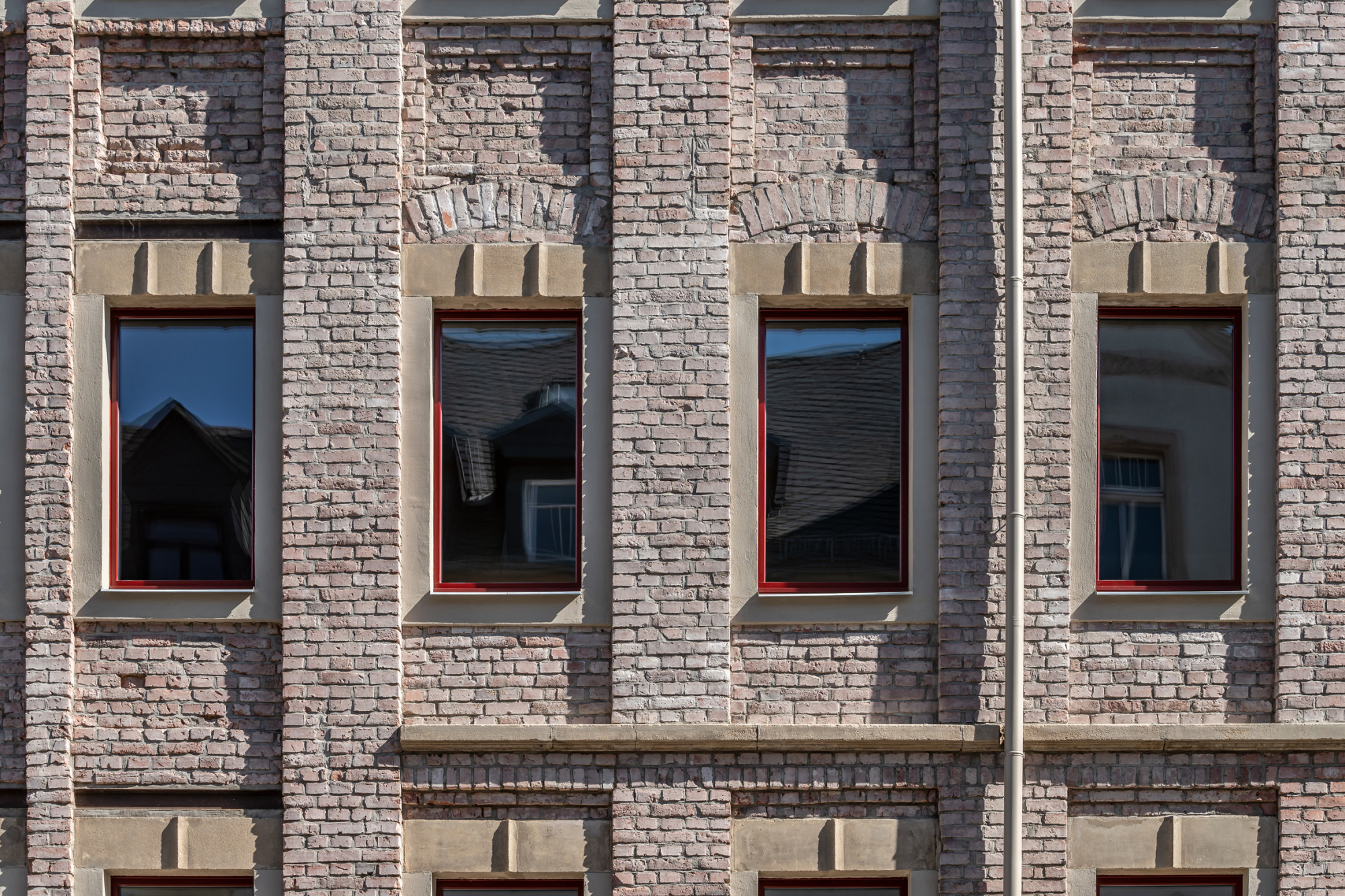 Um die Mauerwerkswand sowohl innen als auch außen als Sichtziegel belassen zu können, haben die Architekten die bauphysikalische Schwachstelle des Fensteranschlusses u.a. durch gedämmte Faschen im Außenbereich beseitigt.