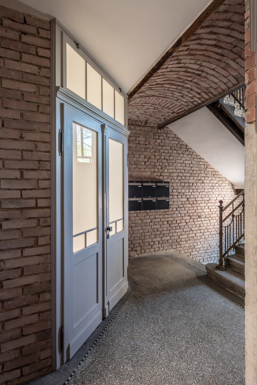 Auch das Treppenhaus wurde vollständig in Sichtmauerwerk gehalten.