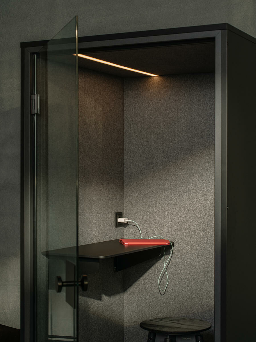 Sie verfügt über mehrschichtige Wände, eine 8-mm-Glastür, integrierte Strom- und USB-Anschlüsse, einen Tisch sowie automatische LED-Beleuchtung.