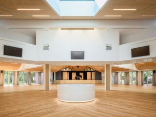 Das in den 1980er-Jahren errichtete Veranstaltungshaus wurde nach Plänen des Büros Ian Shaw Architekten innerhalb von zwei Jahren umfassend revitalisiert.