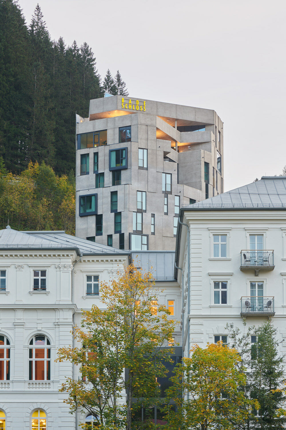 Die obersten drei Geschosse des Turms nimmt ein Spar-Bereich ein.