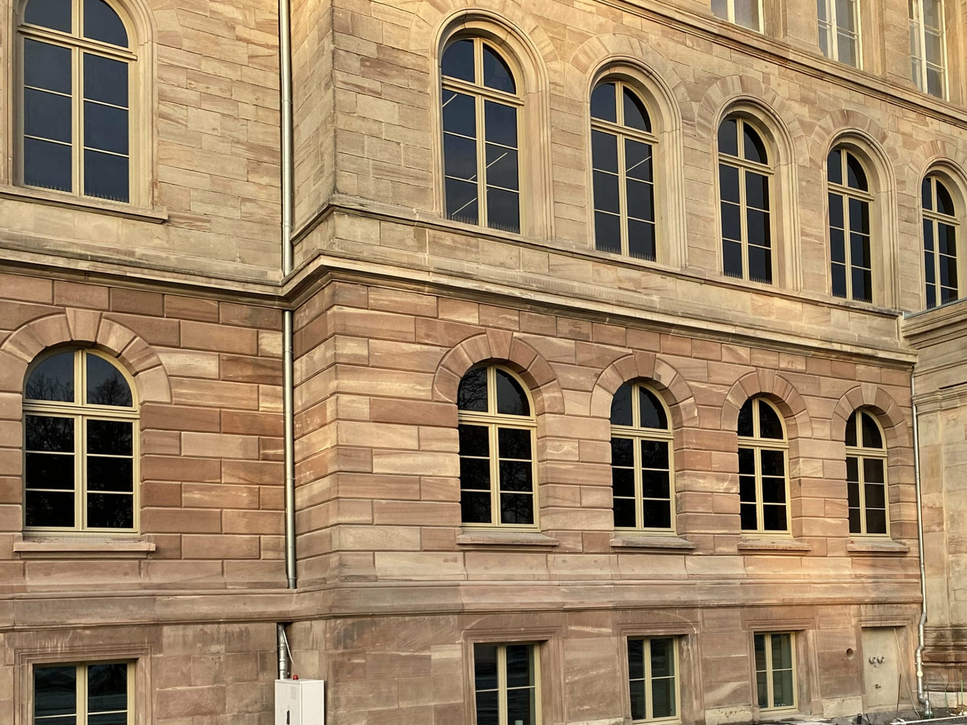 Denkmalverträglich: Durch den Einsatz des Flüssigkristall-Sonnenschutzglases s350 der Firma eyrise konnte ein externer Sonnenschutz an der historischen Fassade des Göttinger Museums "Forum Wissen" vermieden werden.