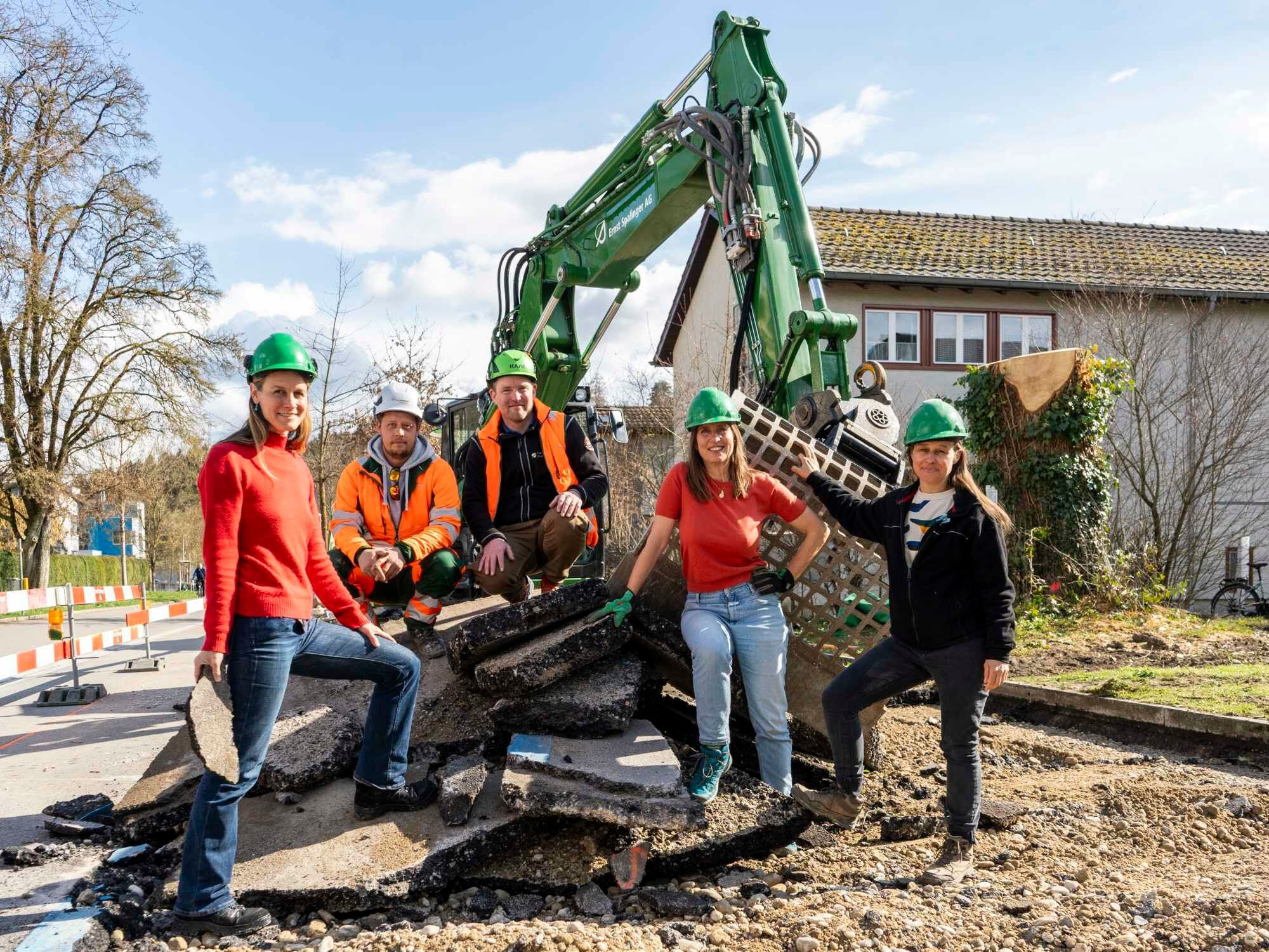 Der unnötigen Versiegelung von Böden möchte die Initiative „Asphaltknackerinnen“ durch Aufbrechen und Renaturierung begegnen.