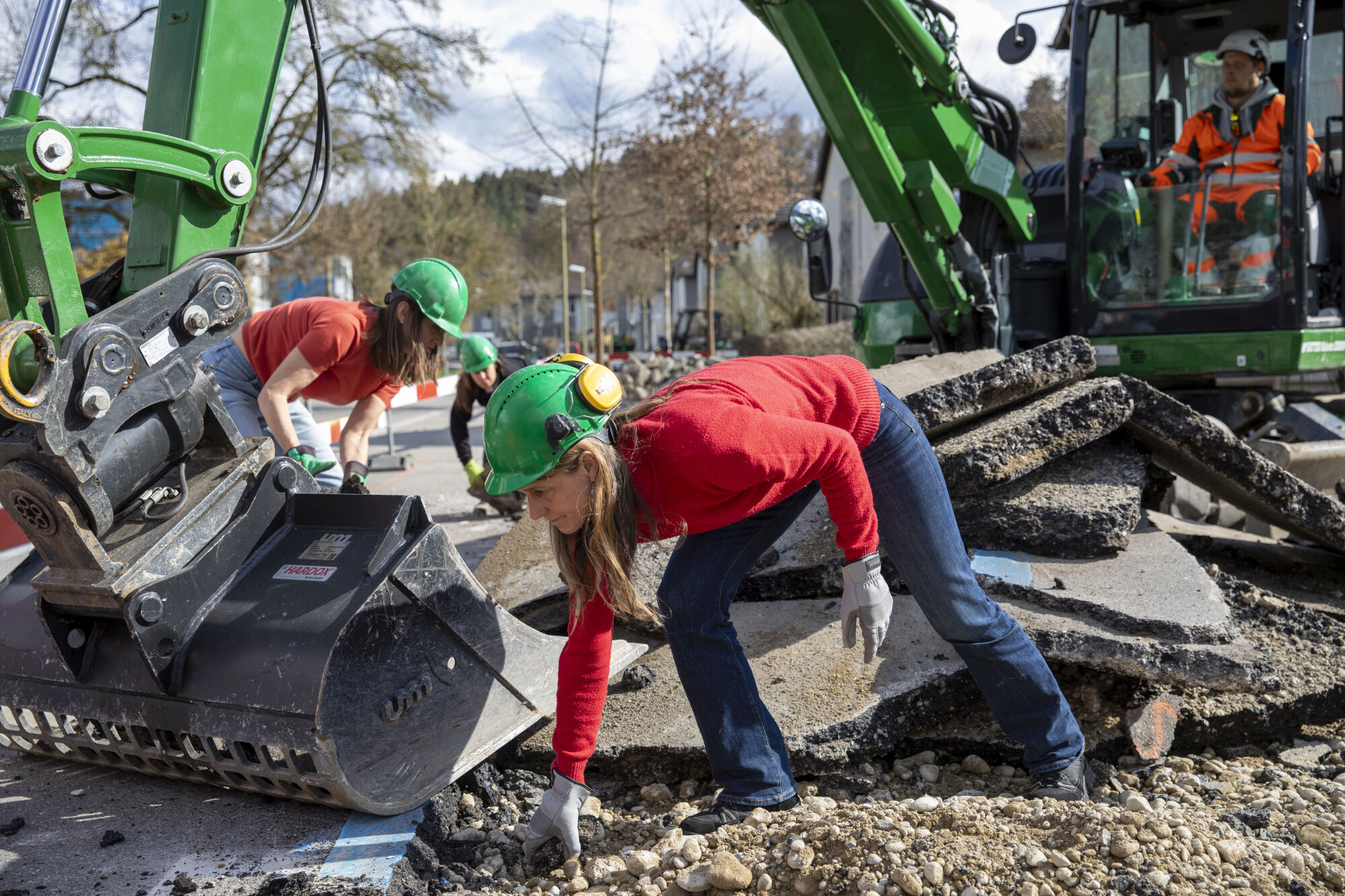 Bettina Walch und Isabelle Sedivy setzen sich seit 2023 mit ihrer Initiative neben dem Aufbrechen versiegelter Böden für mehr Biodiverstität ein.