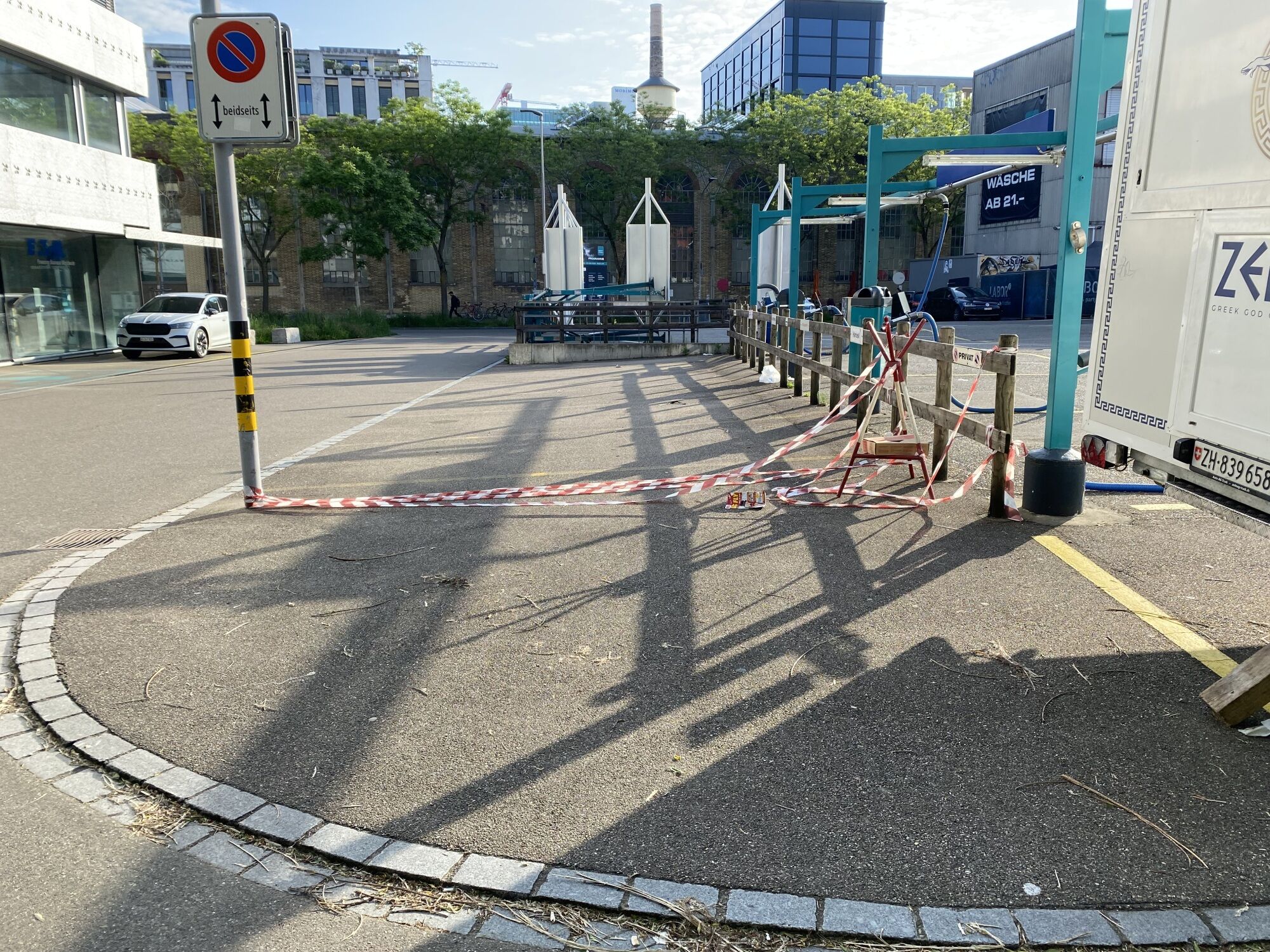 In der Züricher Pfingstweidstraße haben die Asphaltknackerinnen sieben Parkplätze entsiegelt.