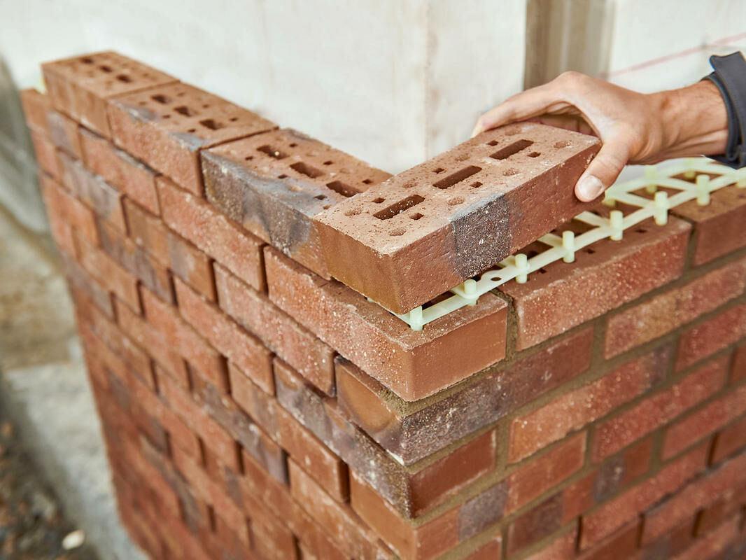 Der Hersteller Hagemeister hat gemeinsam mit dem niederländischen Partner Drystack ein zirkuläres Mauerwerkssystem entwickelt, das ohne Mörtel als Verbindungsmaterial auskommt. 