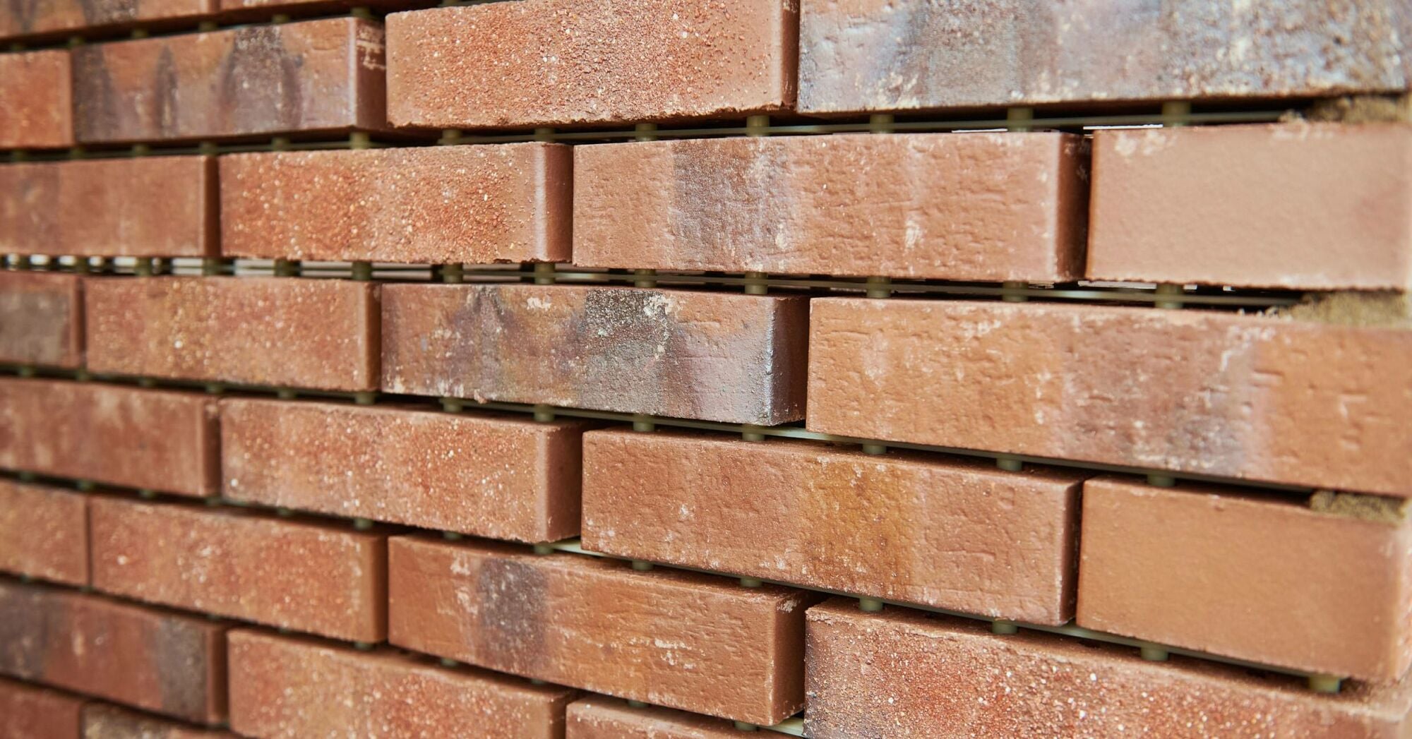 Gegen Witterungseinflüsse werden die Fugen abschließend mit einem rückstandslos entfernbaren Fugenmörtel versiegelt. 