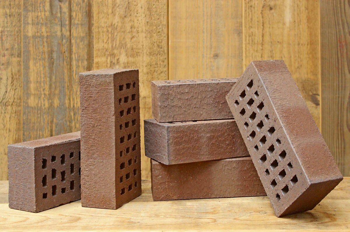 Der ergänzende Upcyclingbrand-Klinker besteht zu 100 % aus Materialien, die in früheren Produktionsprozessen aussortiert wurden – darunter vermischte Tonmassen aus Produktionsumstellungen, fein gemahlener Bruchklinker und keramische Rückstände aus der werkseigenen Wasseraufbereitung.