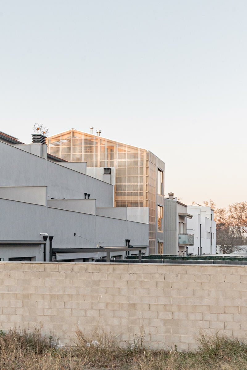 Der Holzständerbau mit Polycarbonatverkleidung gewährt völligen Durchblick.