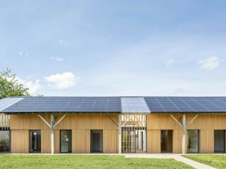 Im bretonischen Chantepie wurde aus einer zwischenzeitlich als Lager genutzten Scheune nach Plänen von Haddock Architecture das Doppelhaus Le Hangar Habité.