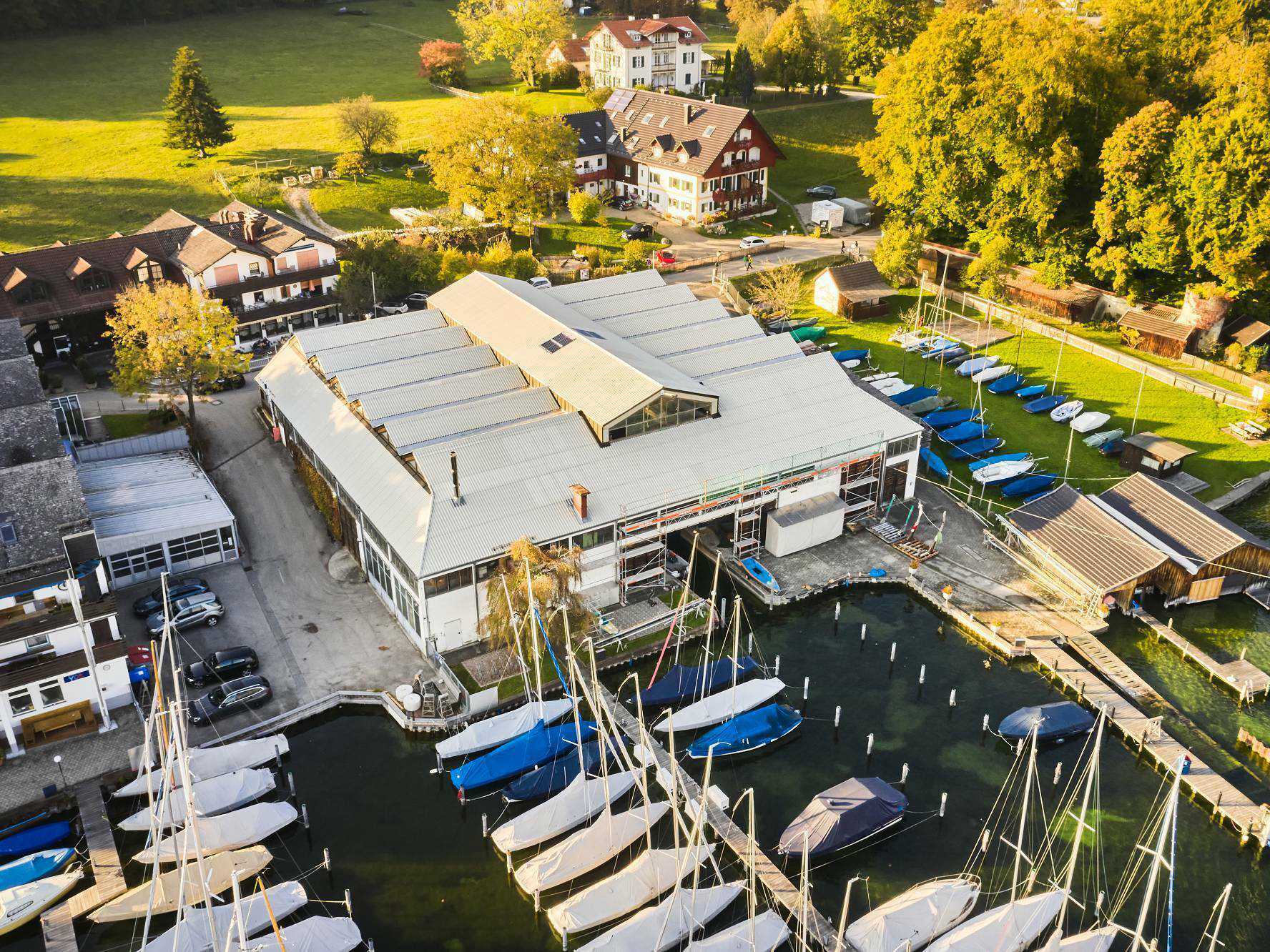 Bei einer Werft am Starneberger See musste das Dach einer aus den 1970er-Jahren stammenden Halle saniert werden.