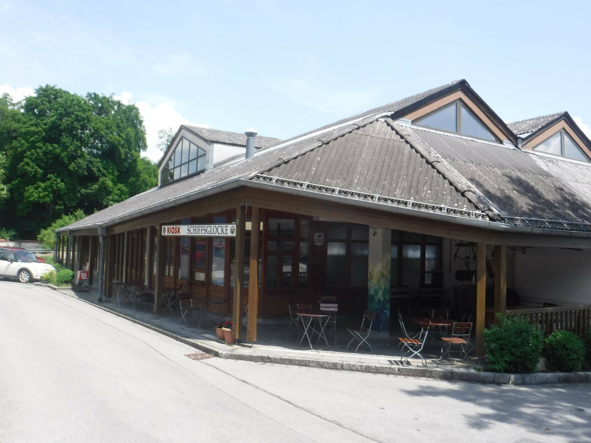 An der alten, offenporigen Dacheindeckung der Halle haftete Schmutz leicht an. Sie bot zudem einen guten Nährboden für Flechten.