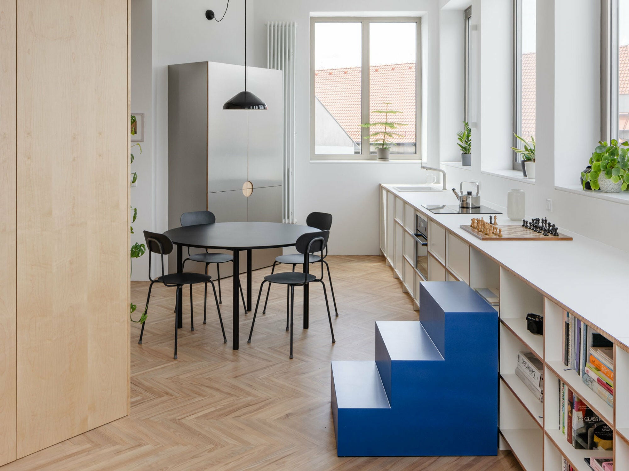In Bratislava hat das Planungsbüro GRAU architects eine Maisonettewohnung in den obersten Etagen eines Mehrfamilienhauses umgebaut.